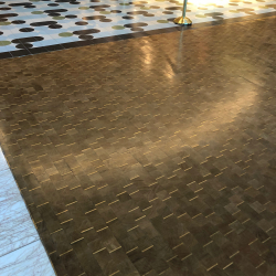 parquet bois de bout chêne avec laiton