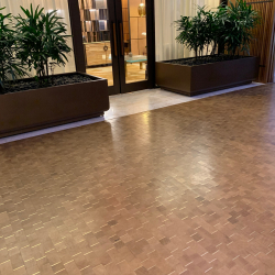 parquet bois de bout chêne avec laiton