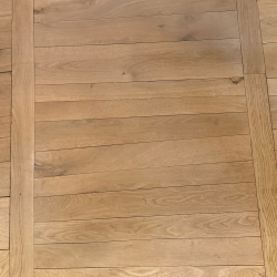 Chai – Parquet  massif motif Queue de Billard en Chêne Français Réemployé